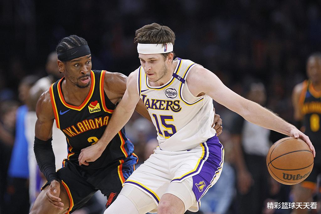 “湖人队里弗斯受伤是诈伤?”很多球迷看到里弗斯受伤的消息第一反应是：里弗斯可能是