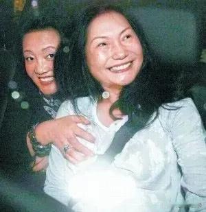 一个细节告诉你装了一辈子体面的S妈再也没有体面下去的资本了其实张兰早就给