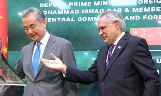 🌛76岁高龄，肩膀骨折仅靠几片止痛药硬撑，巴基斯坦外长的做法让人热泪盈眶。