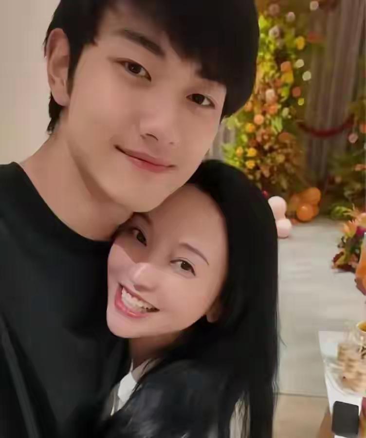 金莎45岁，备孕。不是靠运气，是攒了7颗囊胚。老公孙丞潇26，天天早睡戒烟，