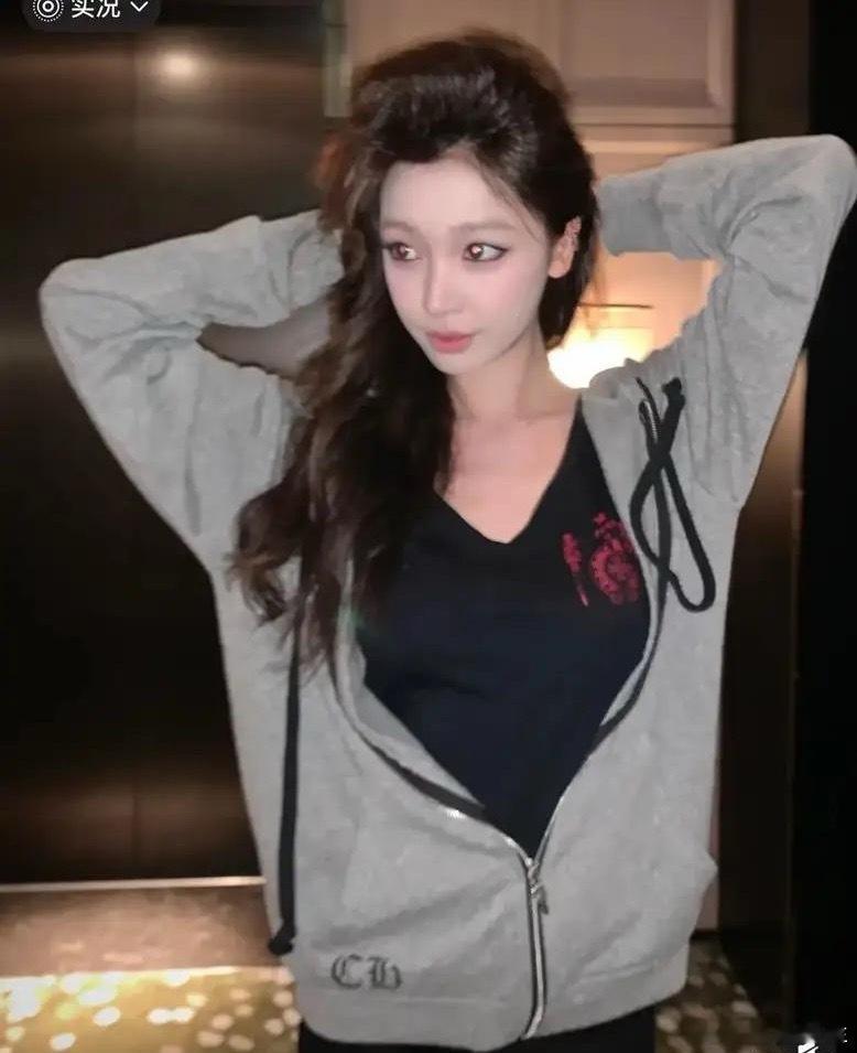 易梦玲公开恋情后曼谷度假，穿超短裤秀美腿像“大眼娃娃”，胡彦斌没在身边……易梦玲