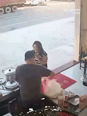 最好的爱情！近日，广东惠州一位早餐店老板，时隔16年后再次遇到初恋，得知双方都还