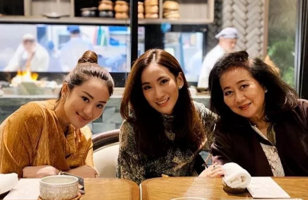 她才是泰国第一美女的人选，朴乍曼是他信的前妻，纯血统泰国人，属于泰国传统豪门，2