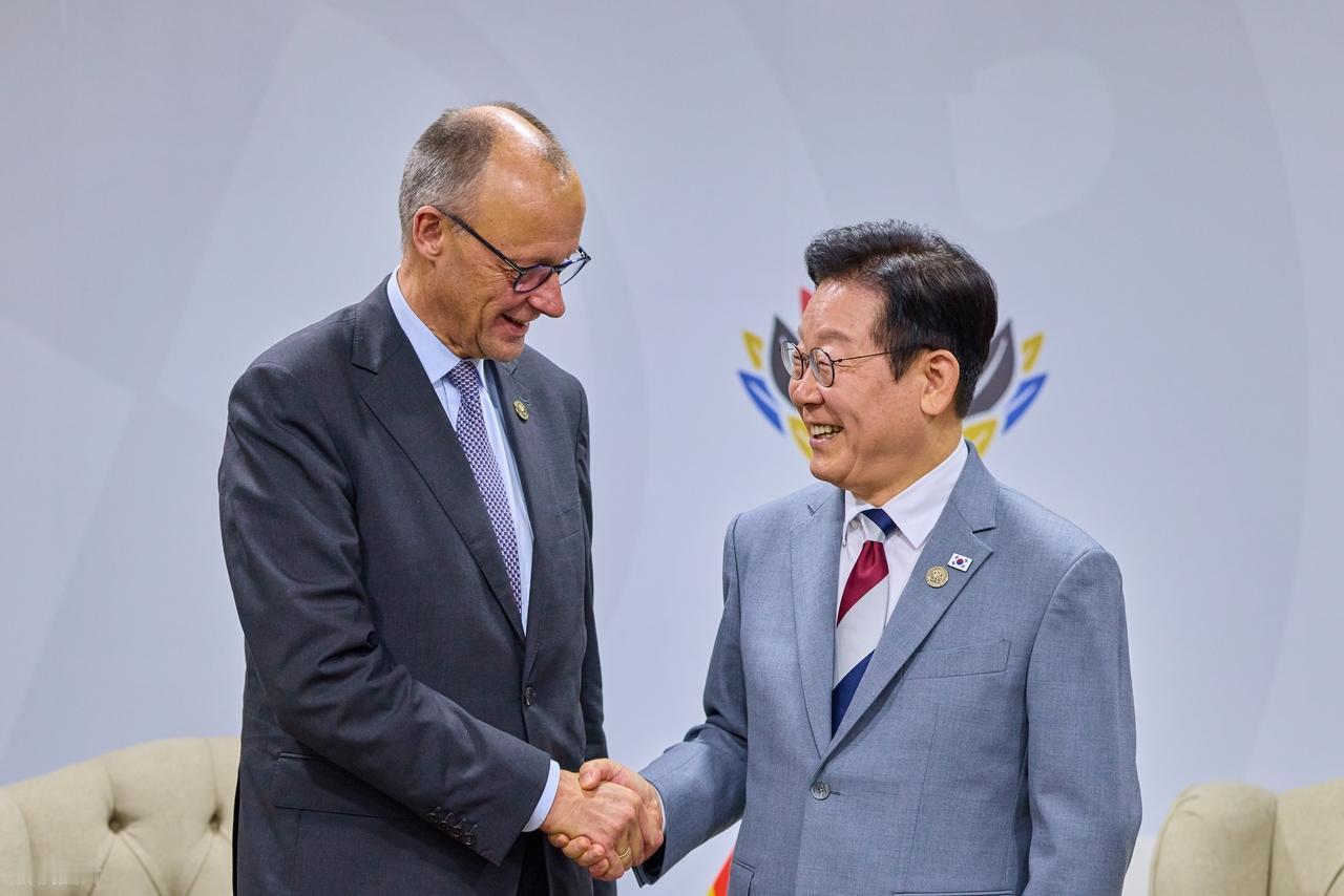 韩联社11月22日报道，南非G20峰会间隙，德国总理默茨对韩国总统李在明说：“我