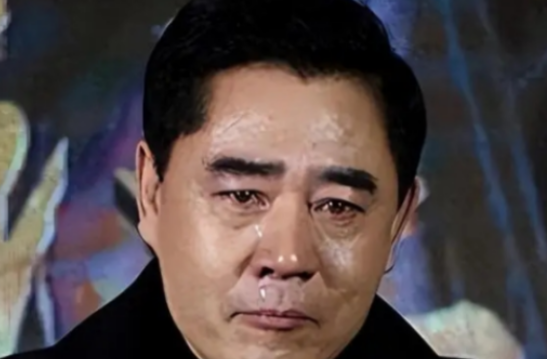 主持人曾问陈宝国：“你拍戏那么赚钱，能不能借我点钱花，”而陈宝国的话却引得全场震