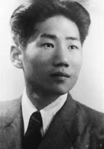 第一张：毛岸英（毛主席长子）西装青年肖像照第二张：毛岸青（毛主席次子）军装肖像