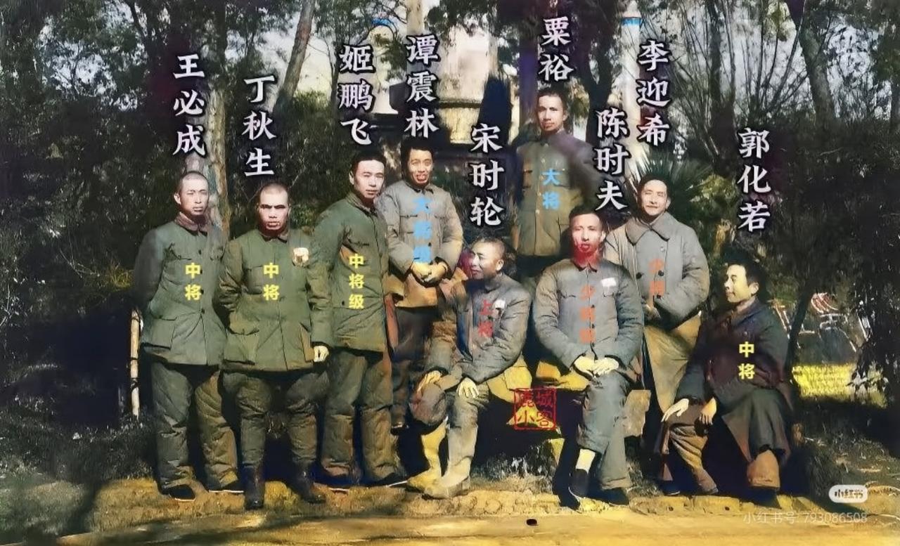 不少人转发的这张华野高级将领合影，藏着两处流传很广的标注错误。不少营销号传播这张