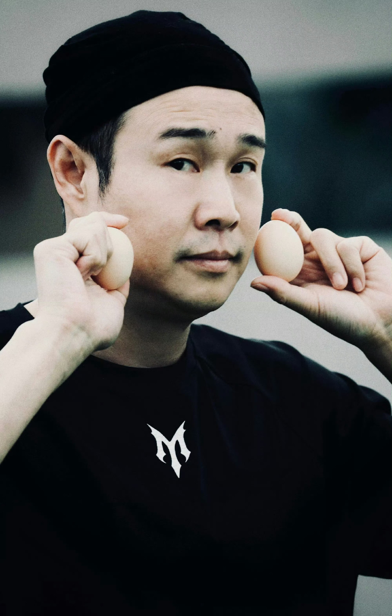 小沈阳回头看了一眼后面那几个人，那个表情我是真没绷住。就郭晓东发的那段视频，小沈阳站在前面认真唱，后