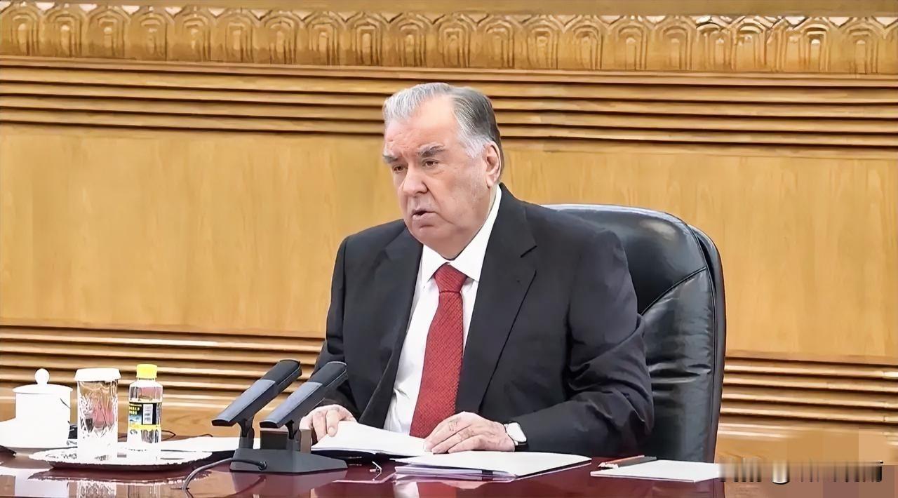 签约，中国和塔吉克斯坦谈成了5月12日下午，塔吉克斯坦总统拉赫蒙终于见到了中方