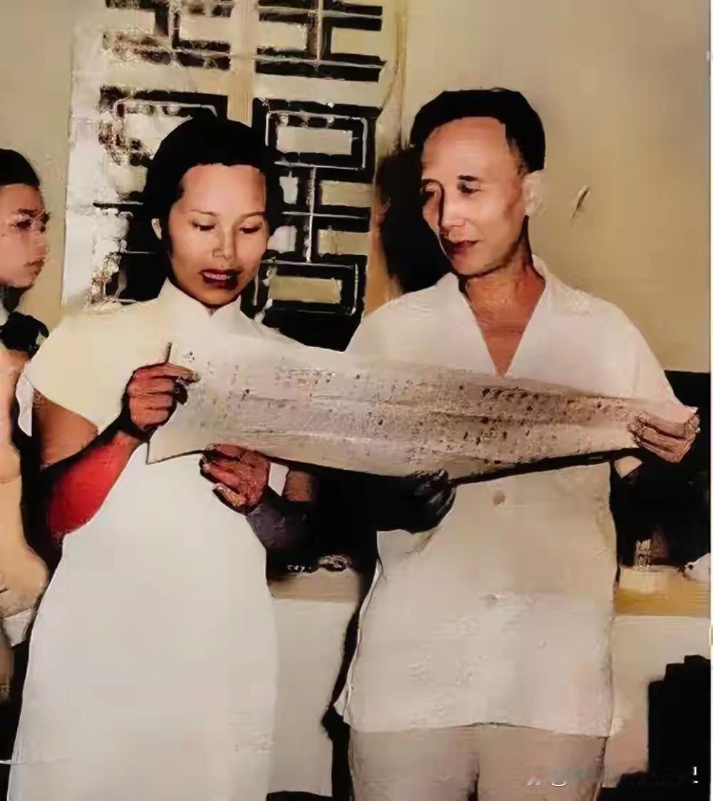 1939年，48岁的郭沫若和24岁的于立群并肩站着。他手里拿着纸，正大声念结婚