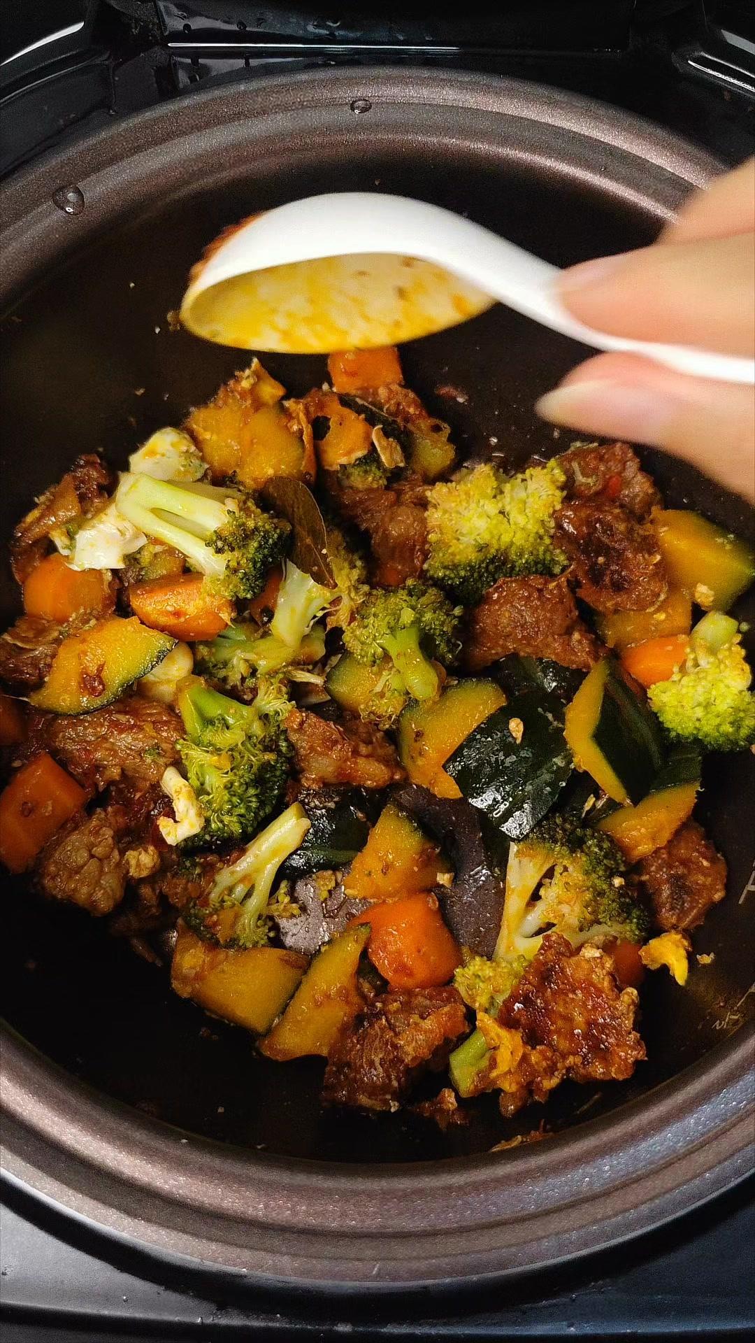 ✨自己做的预制牛肉，不用解冻直接放锅里。1️⃣食材：贝贝胡萝卜、西兰花。2