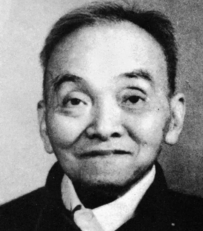 1949年，范纪曼被捕，不久被判死刑！行刑前一天晚上，他借口肚子疼，要上厕所，看