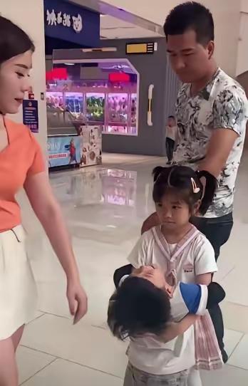 在商场撞见的这一幕，真的看得人破防！离婚刚满一年的夫妻，各带一个娃不期而遇，两个