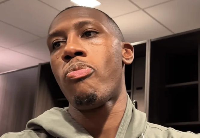 NBA常规赛，快船114-111击败国王队在赛后采访中，快船球员克里斯-邓恩坦