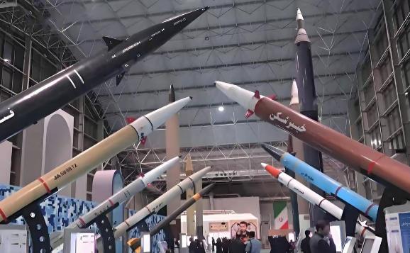 现在伊朗的情况非常的不妙，美军大兵压境，空袭随时随地都有可能发生。这个时候他想起