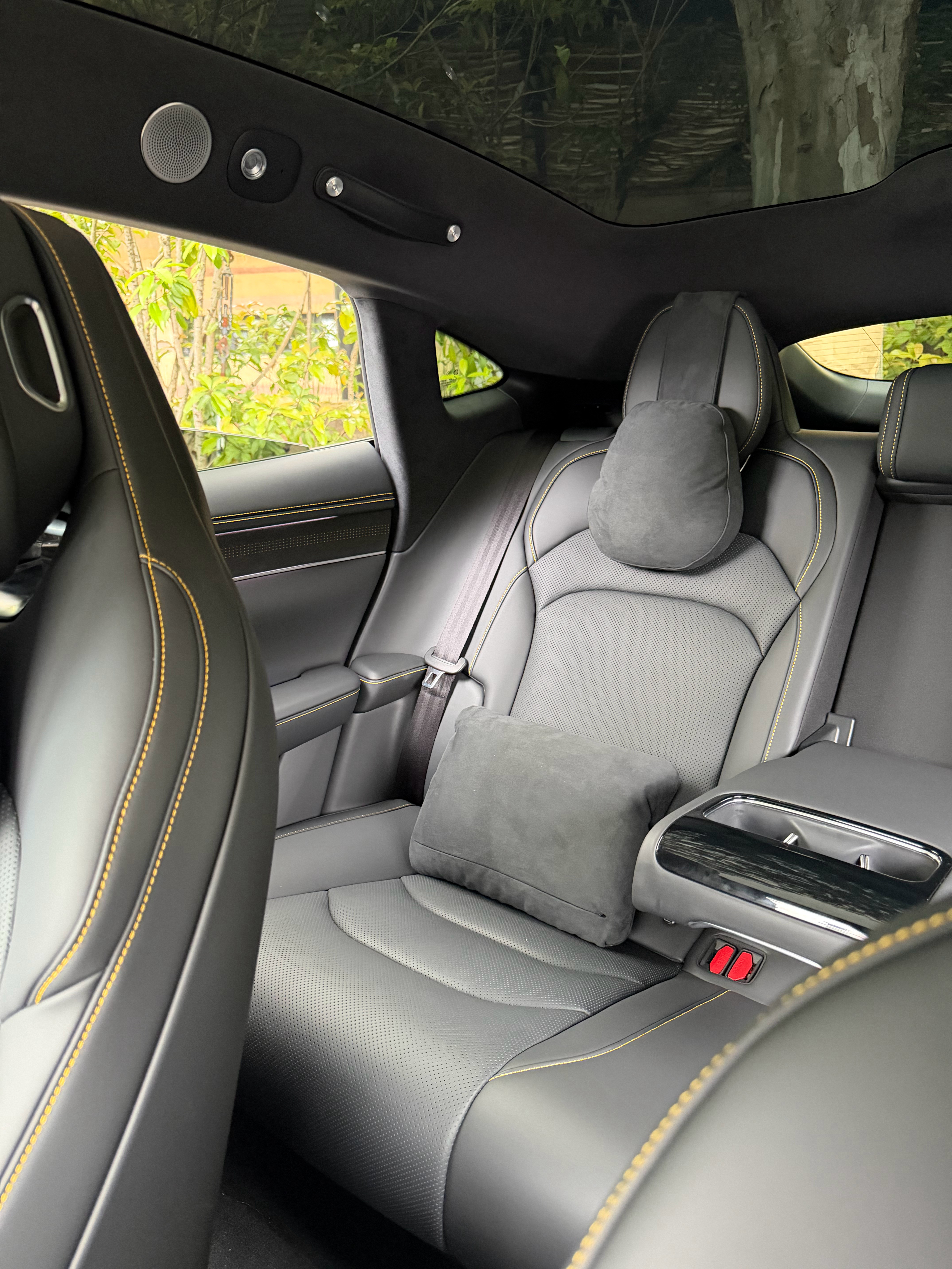 尚界Z7的座椅比我想象中强好多。包裹性强，后排坐起来比较舒服