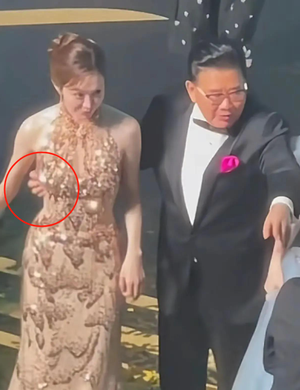 白玉兰礼堂里那一刻：姜妍无奈，曹可凡到底越了哪条线？颁奖台上几次触碰，姜妍表