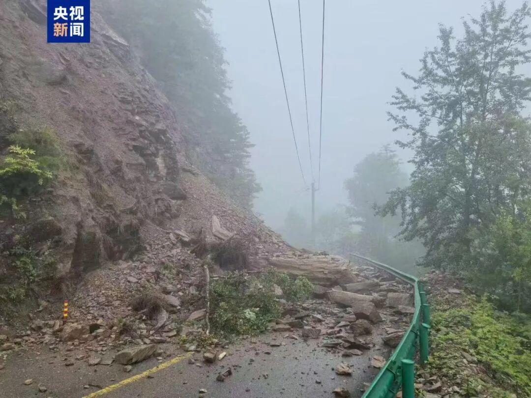 受持续降雨影响，陕西宝鸡知名自驾线路太洋公路出现多处路面土石滑落情况，滚落的土石