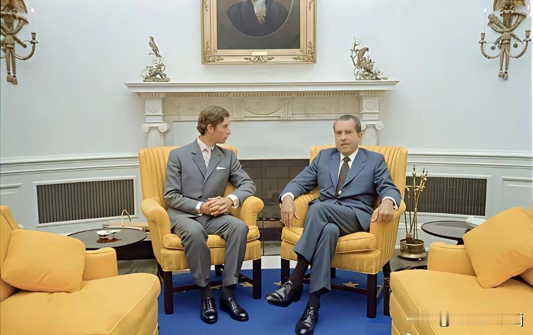 查尔斯王子1970年与尼克松的白宫会面、如今查尔斯三世和特朗普的会晤，照片里的姿