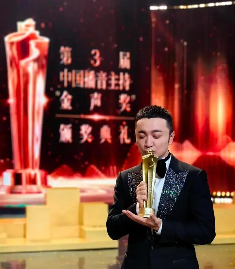 16年前一句话，他今天把奖杯递回去金声奖颁奖夜，尼格买提举着话筒说，24年