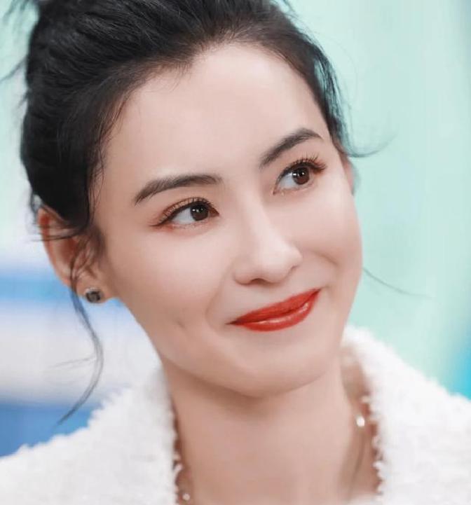 张柏芝这事儿闹得，45岁了还得去法院应付前经纪人的纠缠。12月5日，她低调现身香