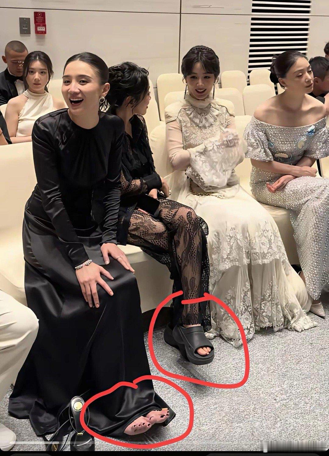 昨天的白玉兰颁奖典礼，没想到后台比台上更精彩，尤其是这个场景被广泛议论，四大花旦