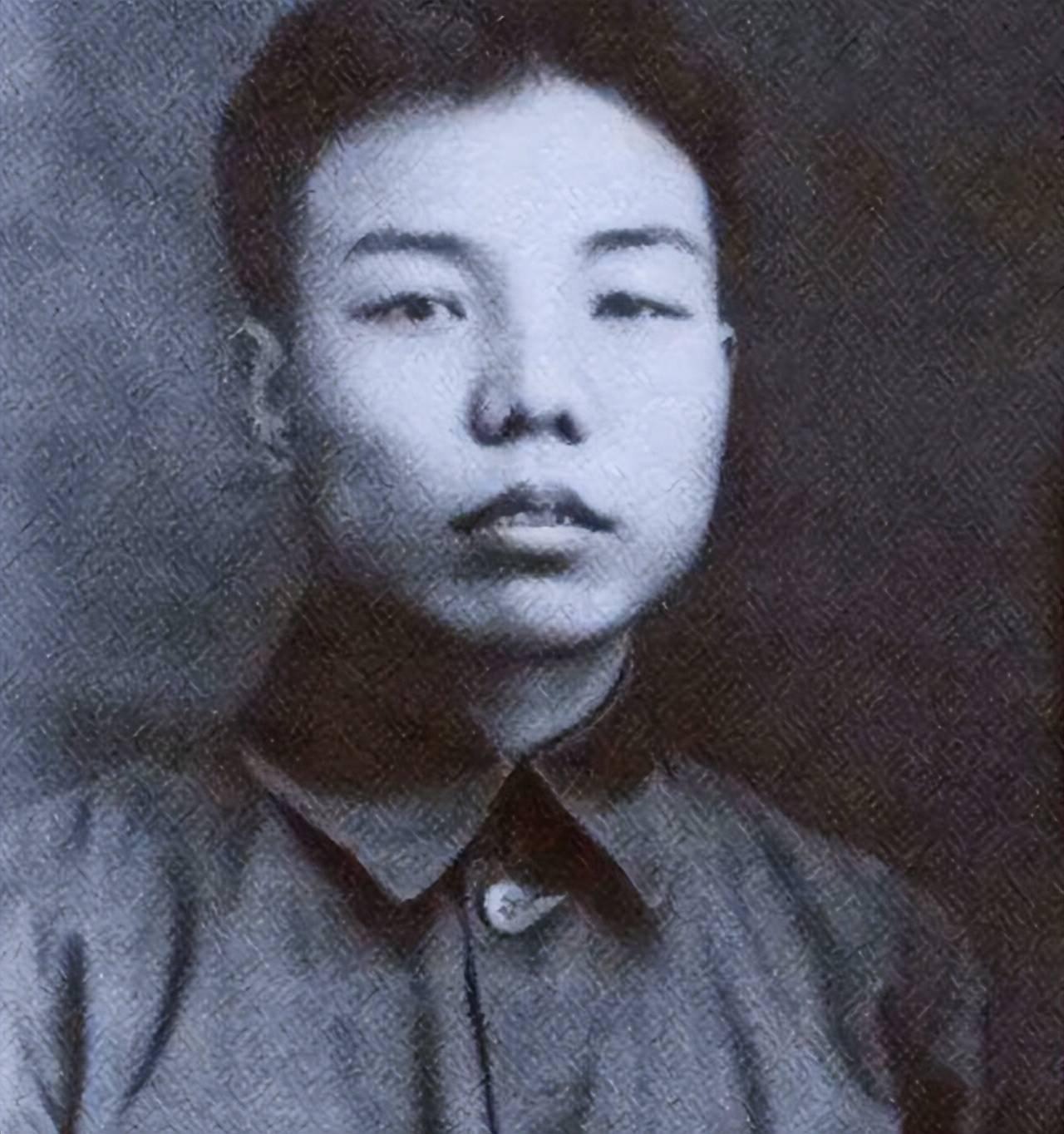 1938年，一个地主胆大包天，当众铡了一位八路军司令震慑百姓。萧华得知消息后勃然