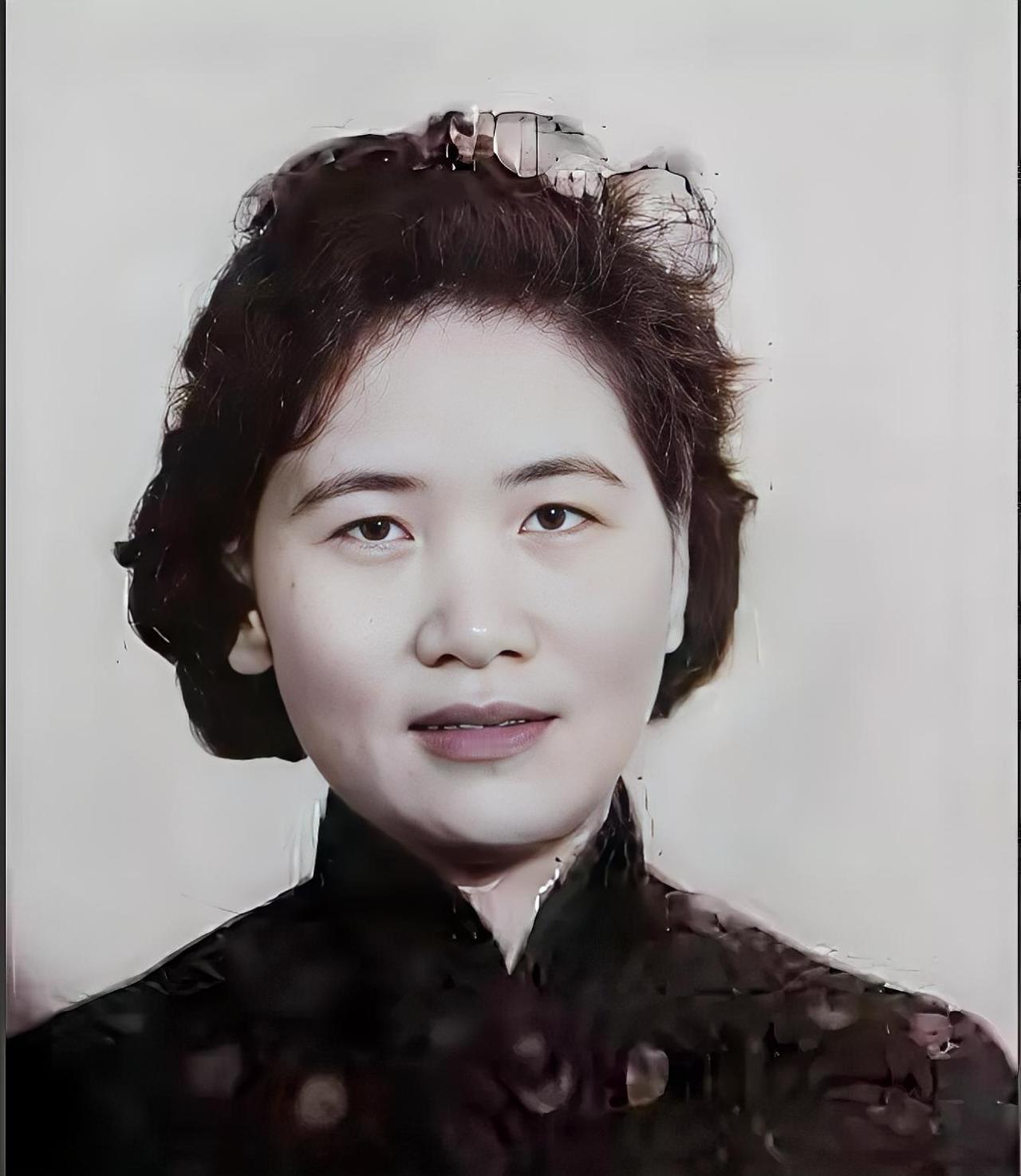 1975年，台湾首富的妻子杨娇，因受不了丈夫出轨，毅然放弃豪门生活，带着3000