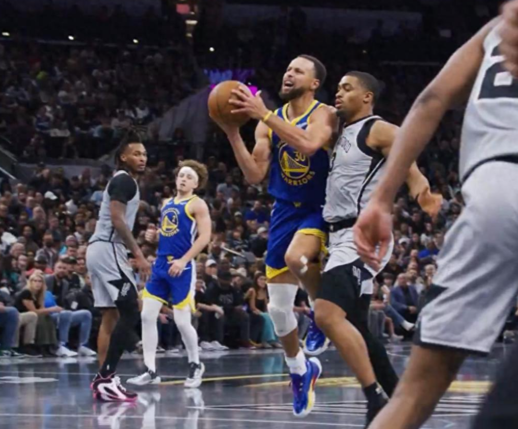 NBA杯赛，勇士客场挑战马刺。四节之后，勇士以109-108险胜马刺。勇士队库里