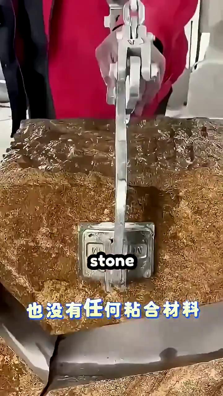 千年不倒。如果你用这种技术盖房子，想要拆掉它几乎是不可能的。这就是干石结构，不