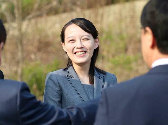 东北亚金与正发表《首尔没能完成军事演习的可怜处境》。以下全文：在韩国上演的美韩