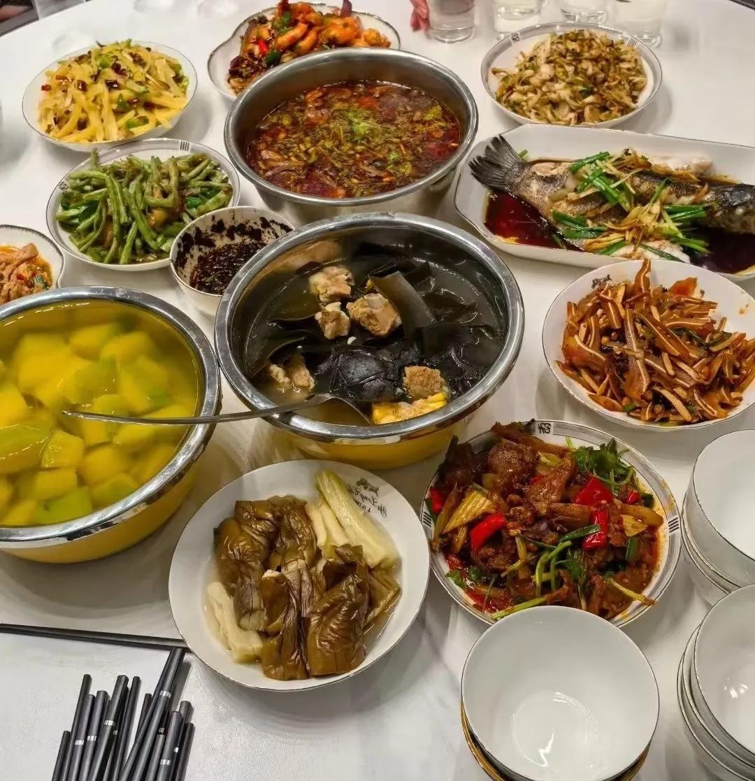 我妈过生日，我把我妈还有哥嫂一家全都喊来我家里，我跟嫂子说我买了一大堆菜你来负责