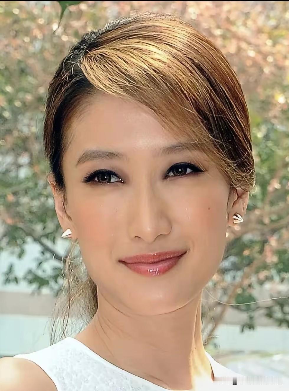 谢婷婷的痛，是隔着太平洋的。接到父亲谢贤去世的消息时，她在加拿大，过着和香港