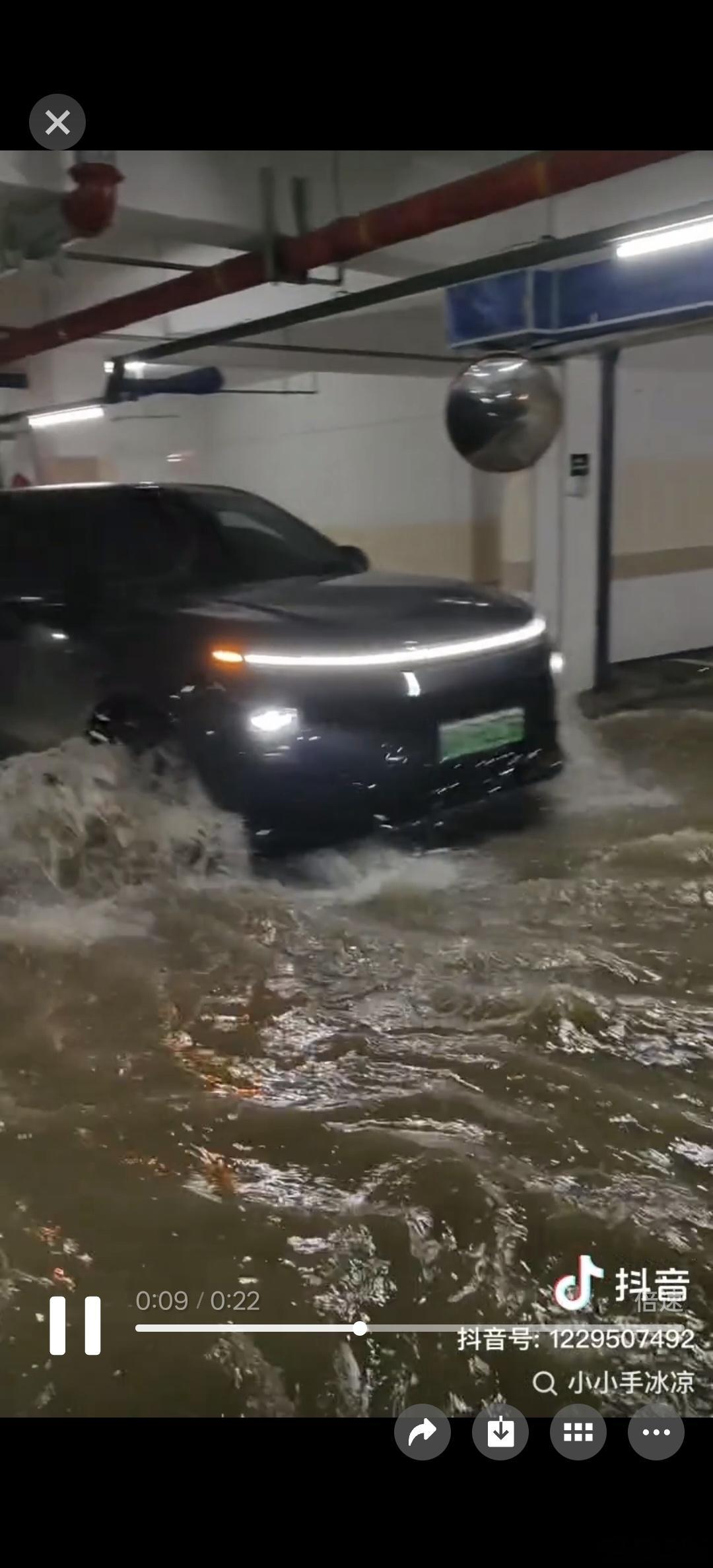 卧槽，沈阳这场因巴威而来的雨，带来的灾情似乎比想象的严重的多啊。地库墙塌，浑河平