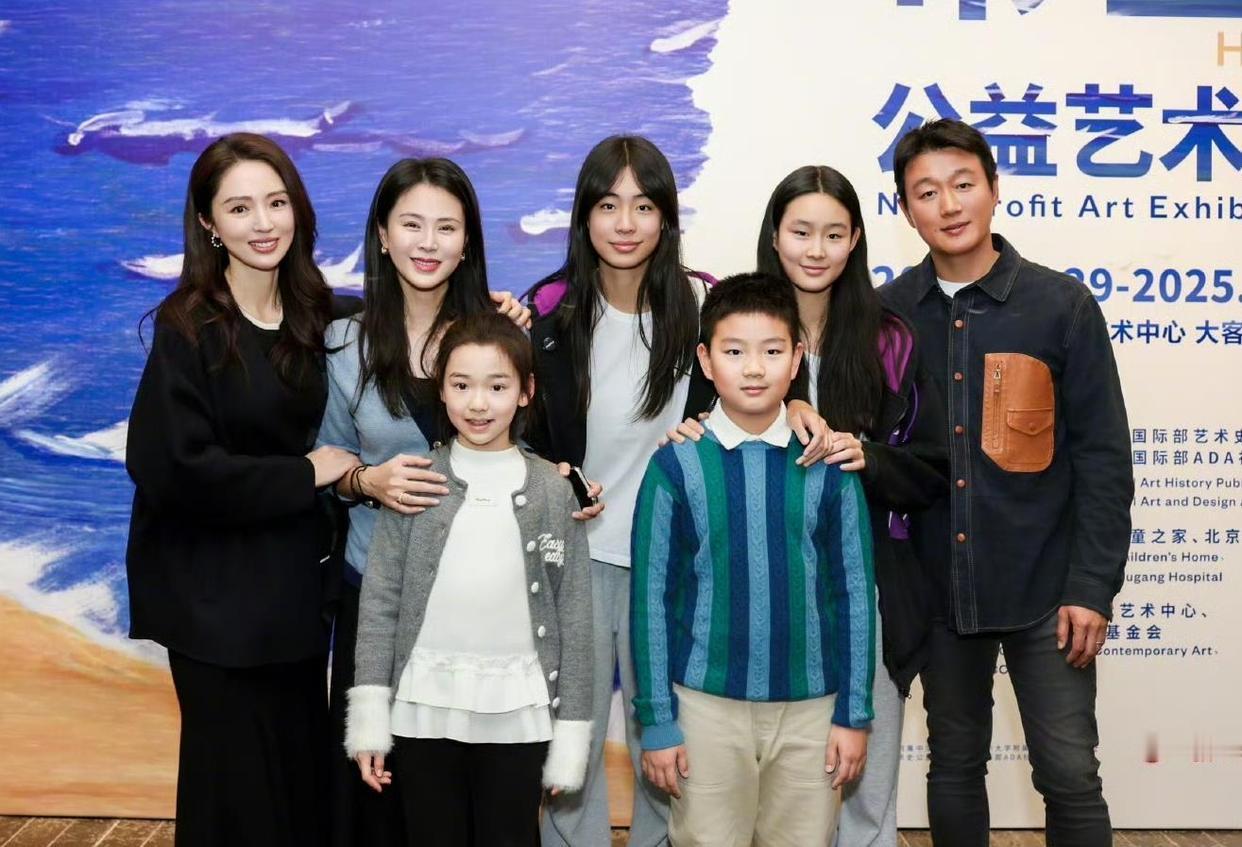 佟大为和关悦的17岁大女儿佟知霏居然已经快一米八了！这孩子办的艺术展直接把董璇