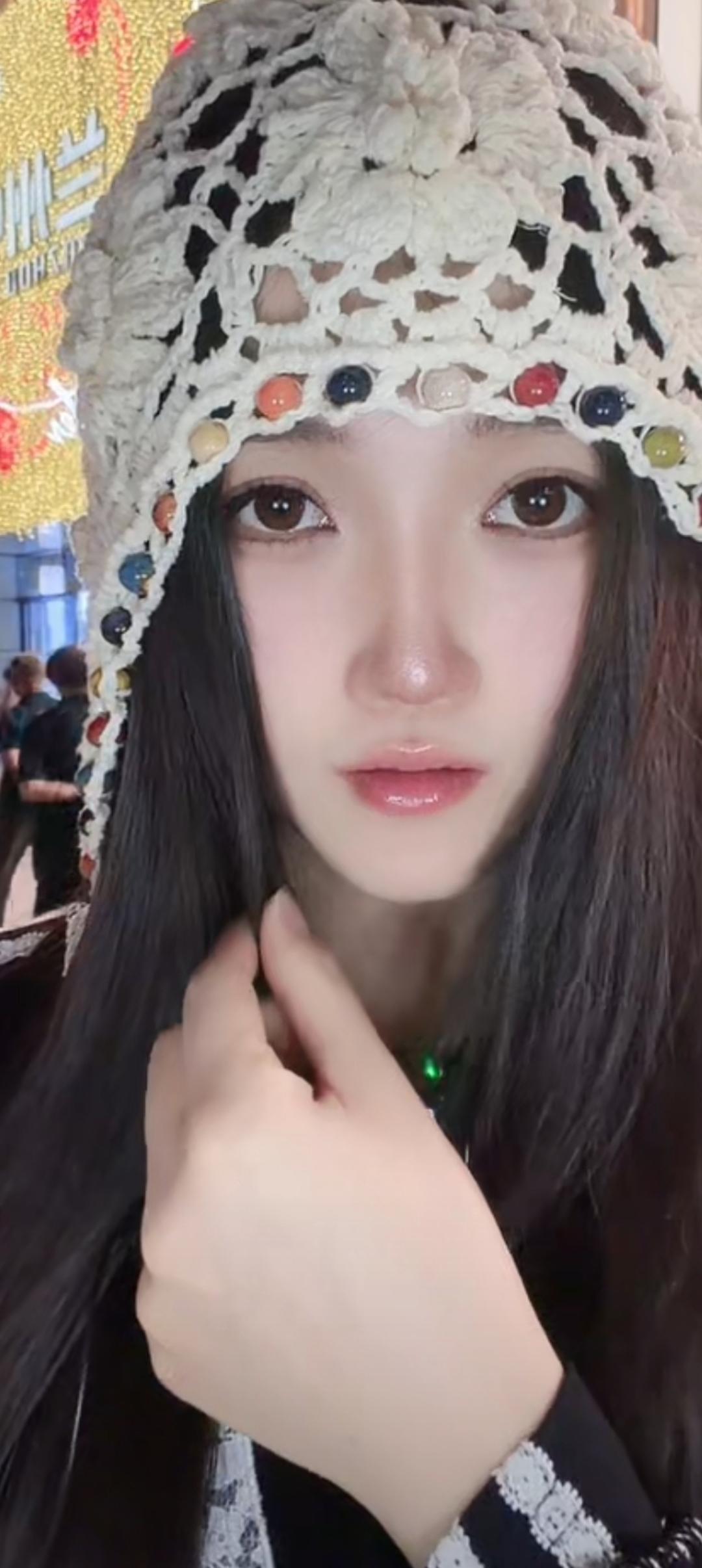 花影摇曳，笑语盈盈。