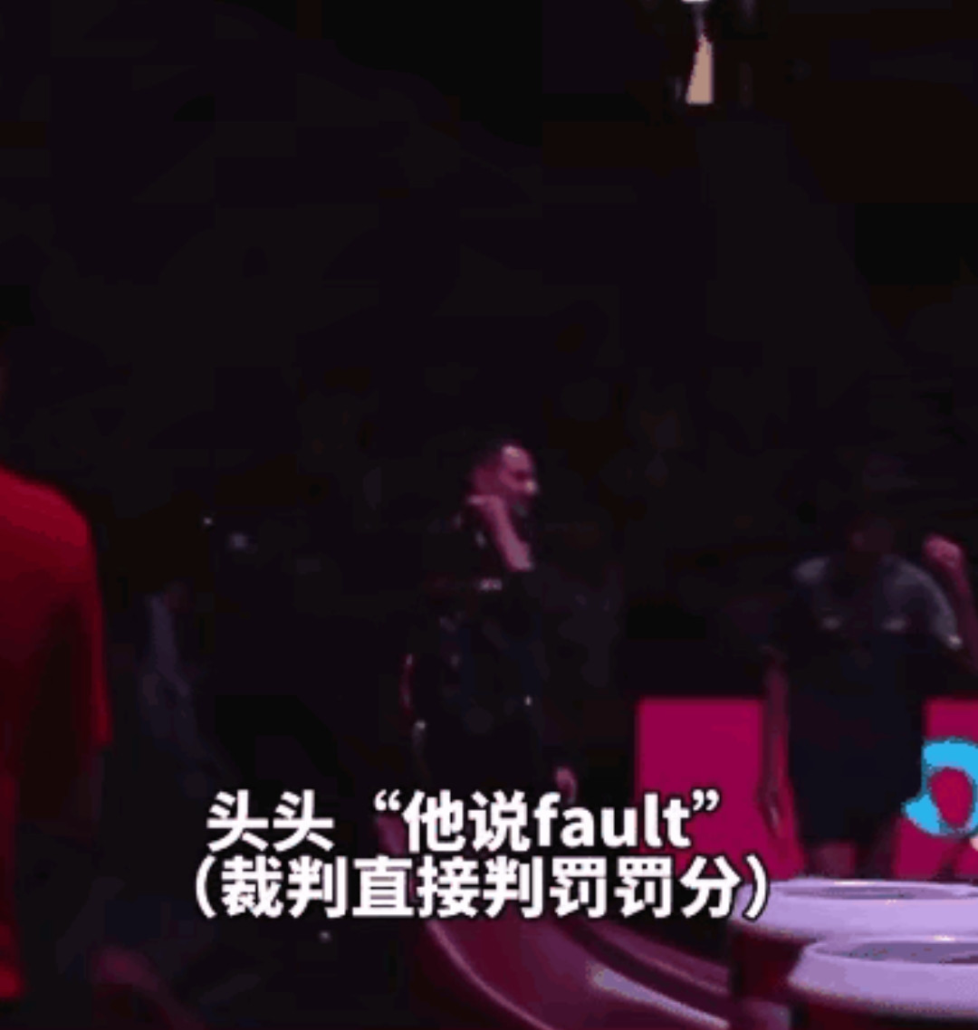 这波操作属实给力！王楚钦在世乒赛首秀就上演教科书级鹰眼挑战，裁判刚喊出"faul