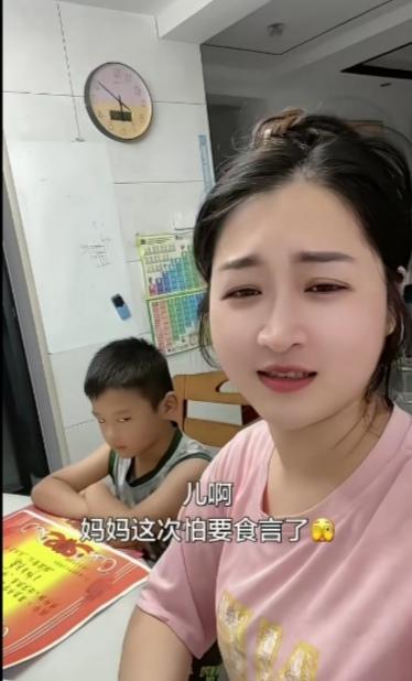 妈妈一句“考及格就给你换爸爸”，想不到孩子直接考了满分，妈妈这下惨了！儿子上