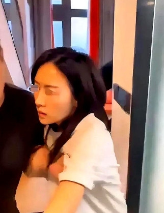 我出轨了，对象是我大学时候的同学，她前夫非常的猥琐，经常家暴她，所以离婚了。