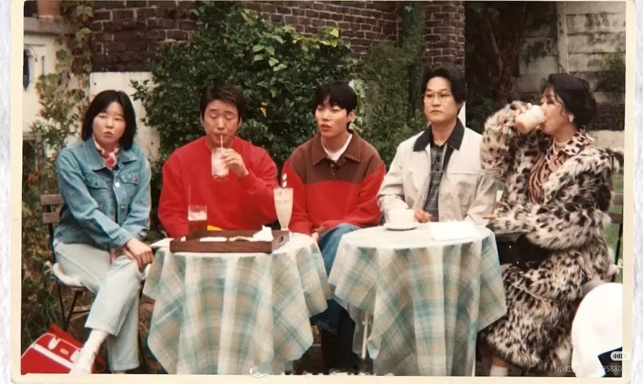 柳俊烈（狗焕）有参加请回答1988团综录制。只是没有出现在大合照里面。这是他们一