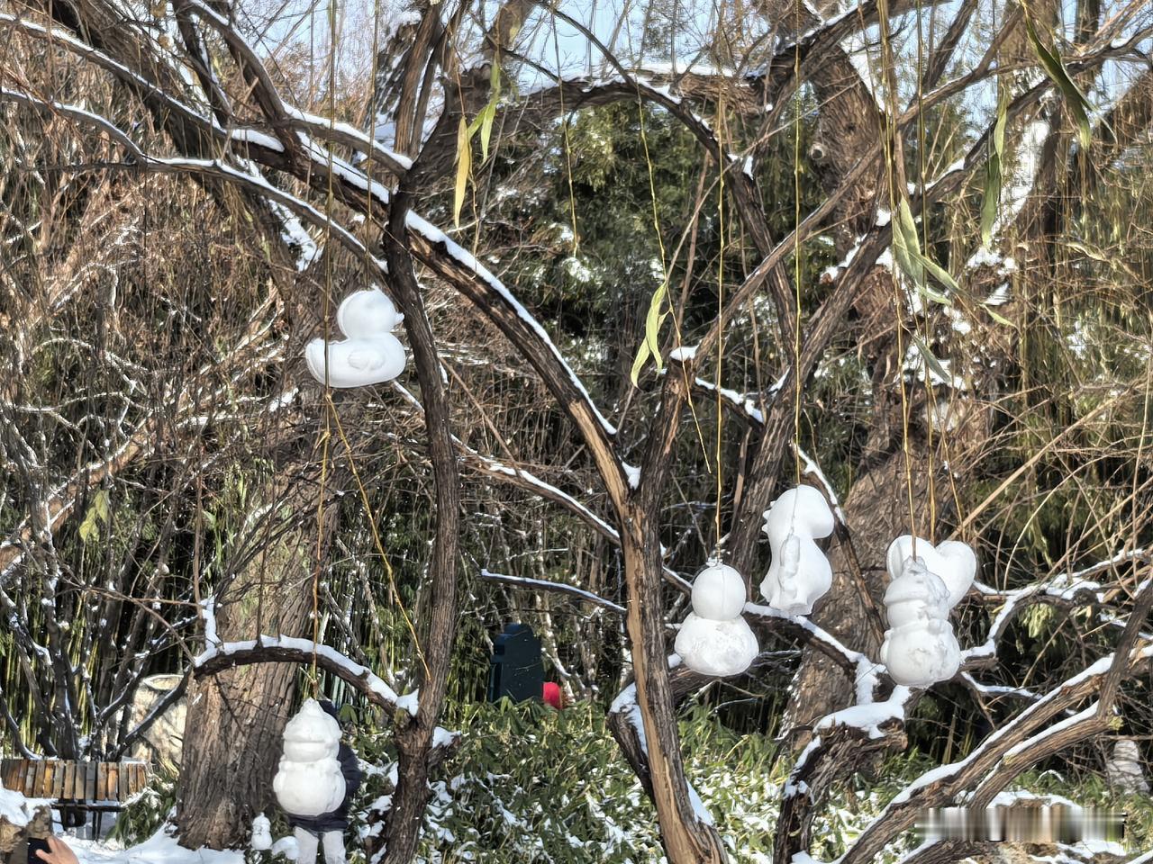 紫竹院公园里雪做的小动物成为游客的新宠。