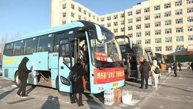 震撼！青海老板娘追停返乡大巴，撒钱行为引爆全网：这就是成功密码？这场突如