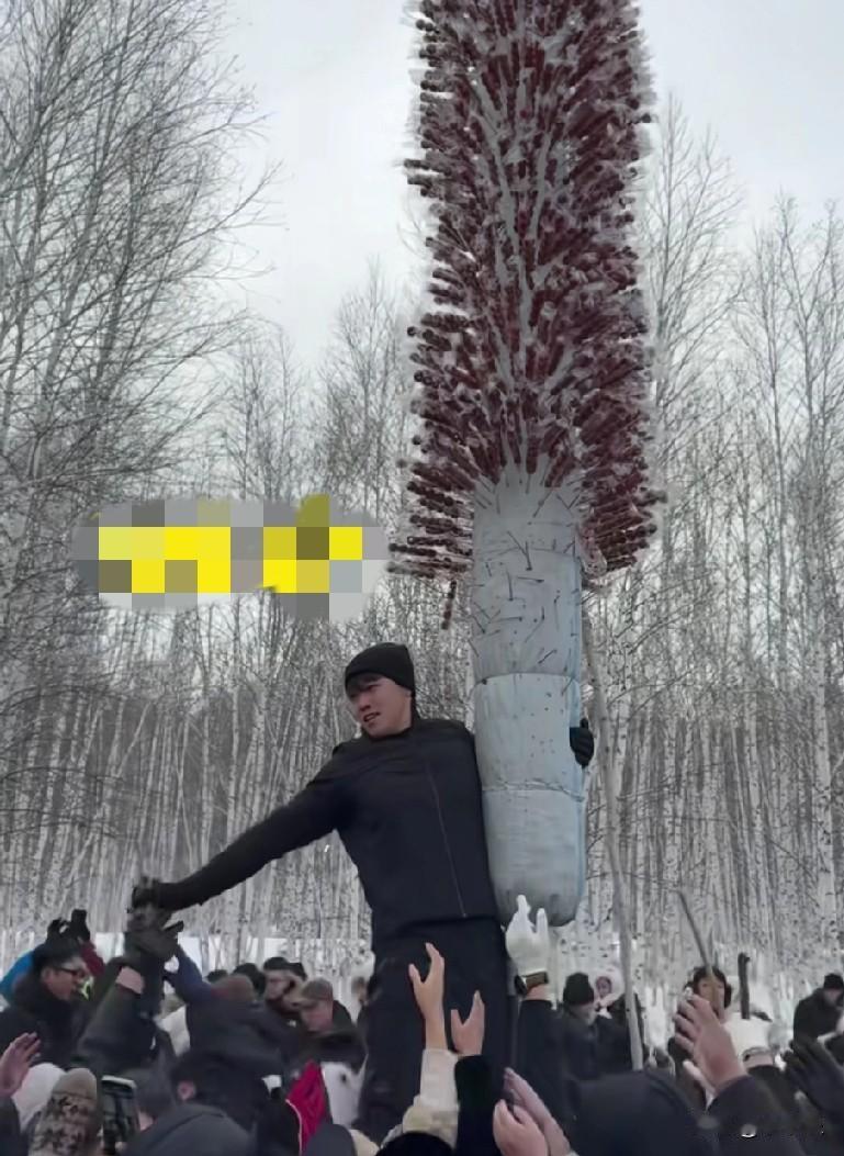 12月7日，内蒙古呼伦贝尔牙克石市，近万根糖葫芦“0元购”，关键是能够得着吗？瞧