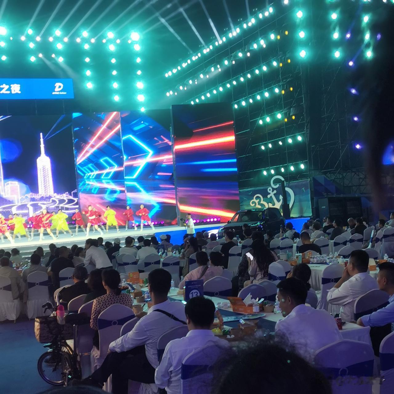 “千人晚宴”！昨晚的大连东港，热闹到极致！昨晚7点多钟，去东港溜达，大连之夜