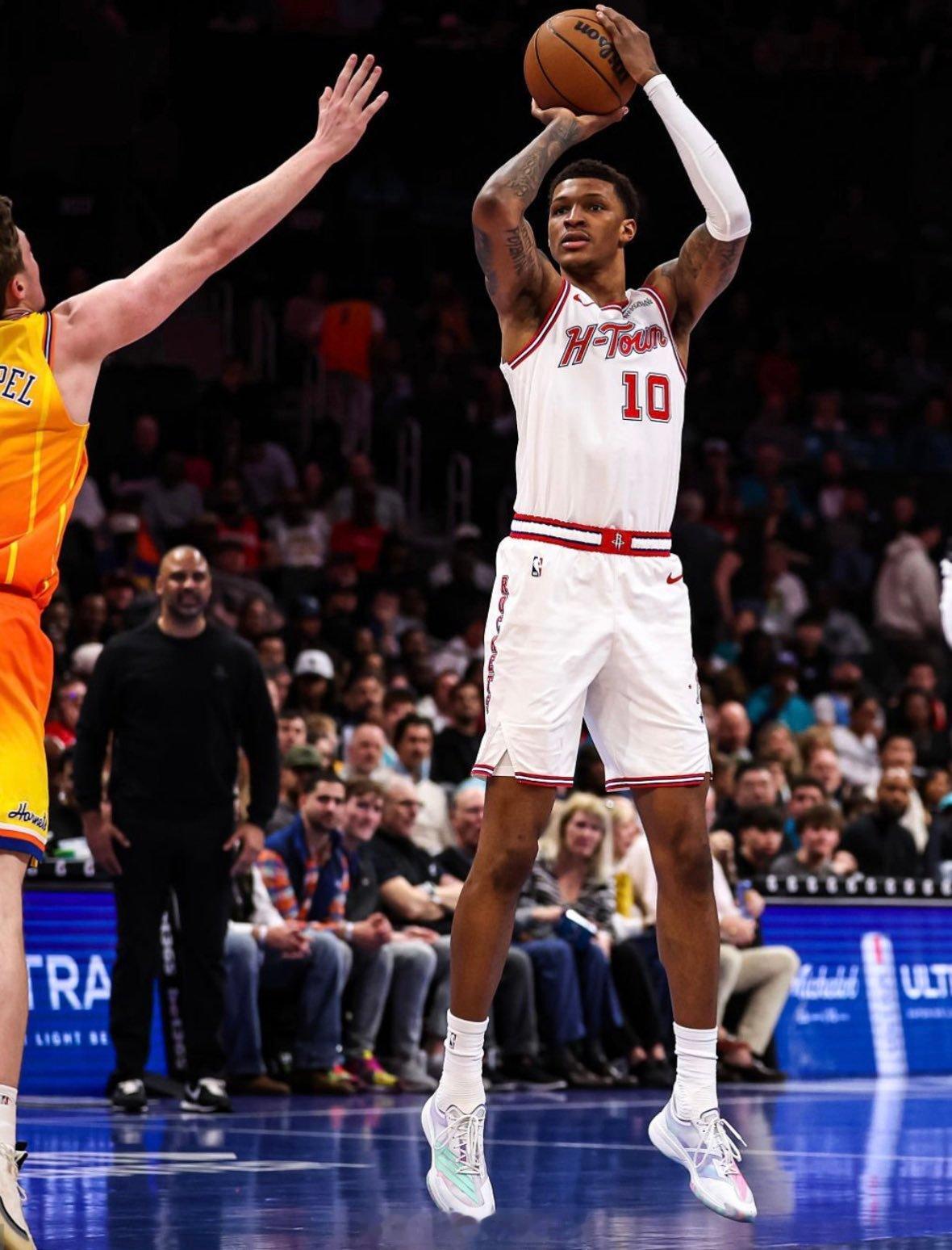 小贾：“上一场最后一投，我觉得是个好机会。接球有点抖了一下所以显得犹豫，但我那场