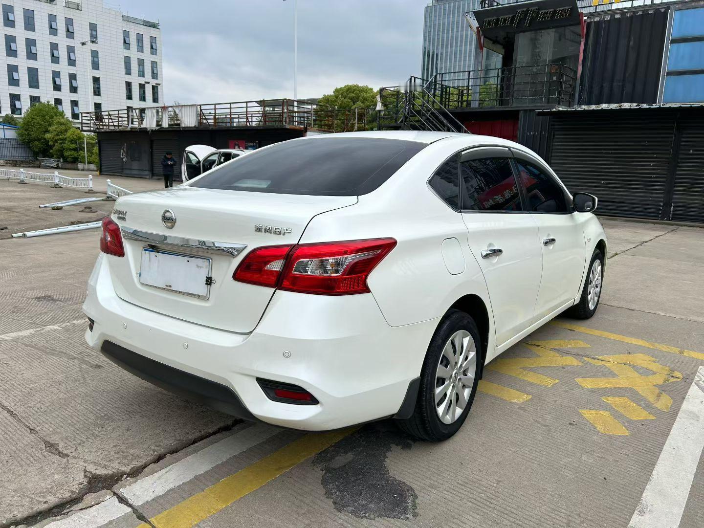 新到日产轩逸20年上牌1.6自动档个人一手车12万多公里，原版四个面油漆，发变