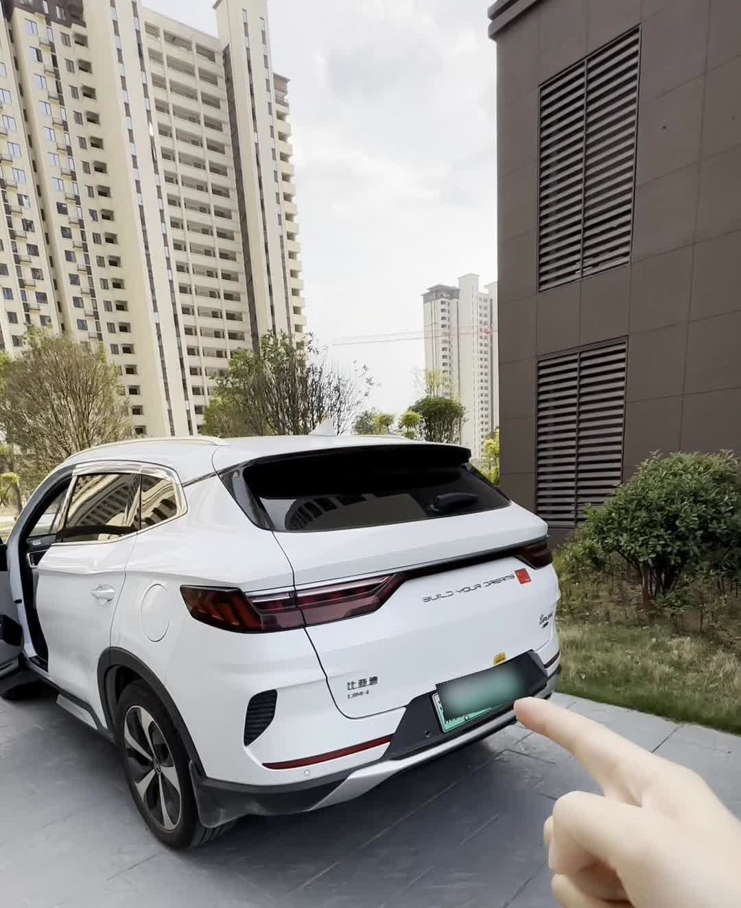 比亚迪车上有一个很明显的缺点，就是它的内饰大面积的使用了钢琴烤漆。面板好看是好看
