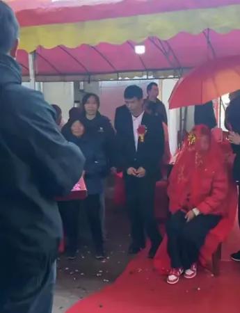 河南一位母亲把23岁的智障女儿嫁了出去，婚礼上女儿穿着红棉袄，笑得露出不整齐的牙