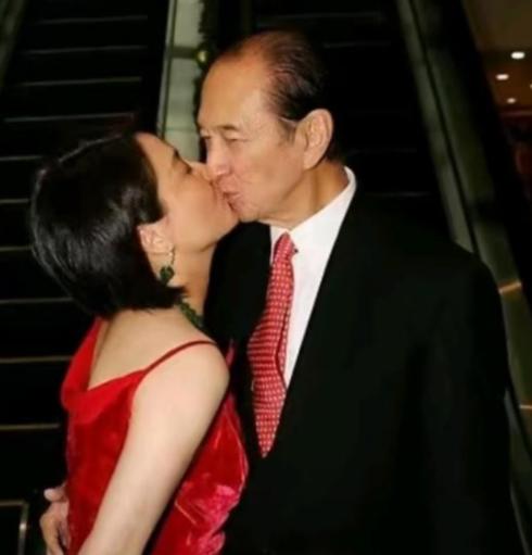 1986年，已经65岁高龄的赌王何鸿燊，和年仅26岁的梁安琪热吻，当时的梁安琪还