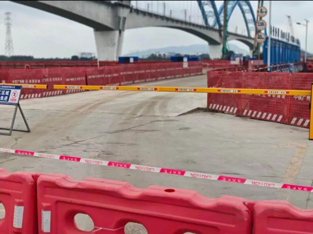 广东江门一施工栈桥发生汽车坠河事件, 致一家五口死亡